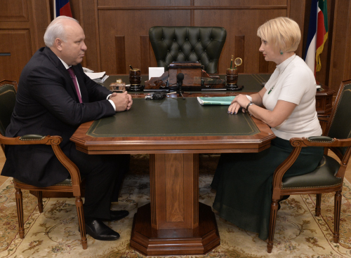 Глава Хакасии Виктор Зимин провел рабочую встречу с министром здравоохранения республики Натальей Коган.